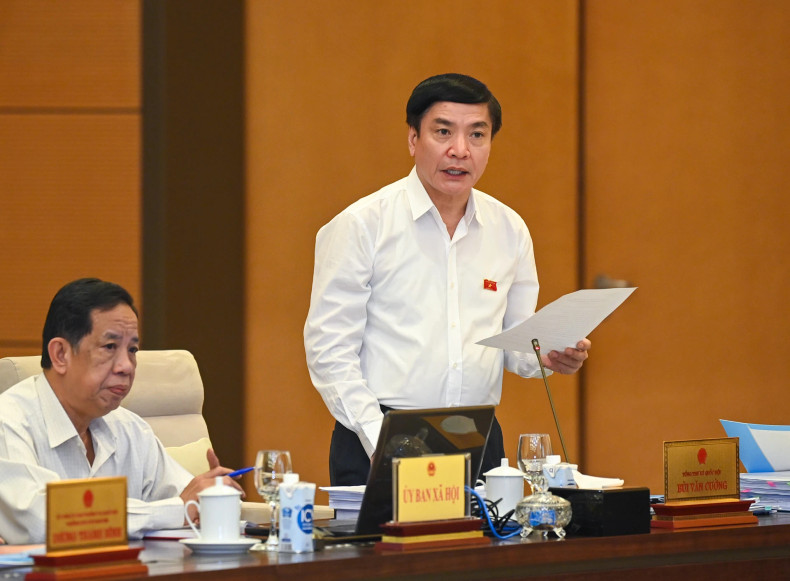 越南国会秘书长、国会办公厅主任裴文强致词。