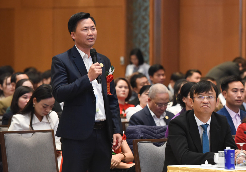 永福省农民阮国辉在会上发表讲话。