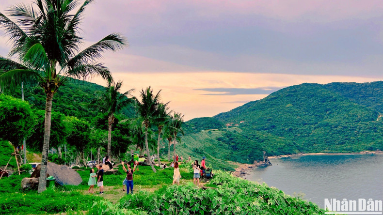 由于地形特殊,空气清新,山茶半岛是理想的日落观赏地,深受国内外游客的喜爱。 由于地形特殊,空气清新,山茶半岛是理想的日落观赏地,深受国内外游客的喜爱。