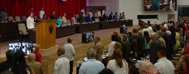 古巴全国人民政权代表大会（国会）默哀一分钟，悼念越共中央总书记阮富仲。（图片来源：古巴驻越南大使馆）