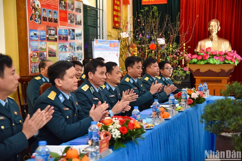 防控空军军种361师218团28连干部、战士接待《人民报》社代表团。