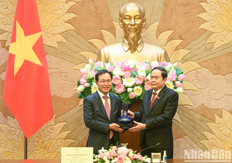国会主席陈青敏向三星（越南）公司总经理崔周湖送纪念品。