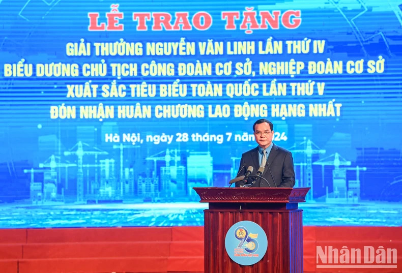 越南劳动总联合会主席阮廷康在会上发表讲话。 越南劳动总联合会主席阮廷康在会上发表讲话。