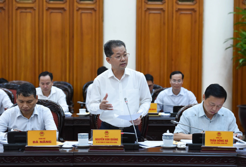 岘港市委副书记阮文广在会上发表讲话。