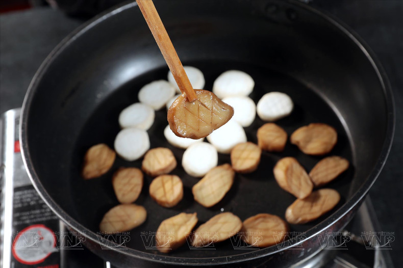 鸡腿蘑菇被切成小块，并油炸。（图片来源：越南画报）