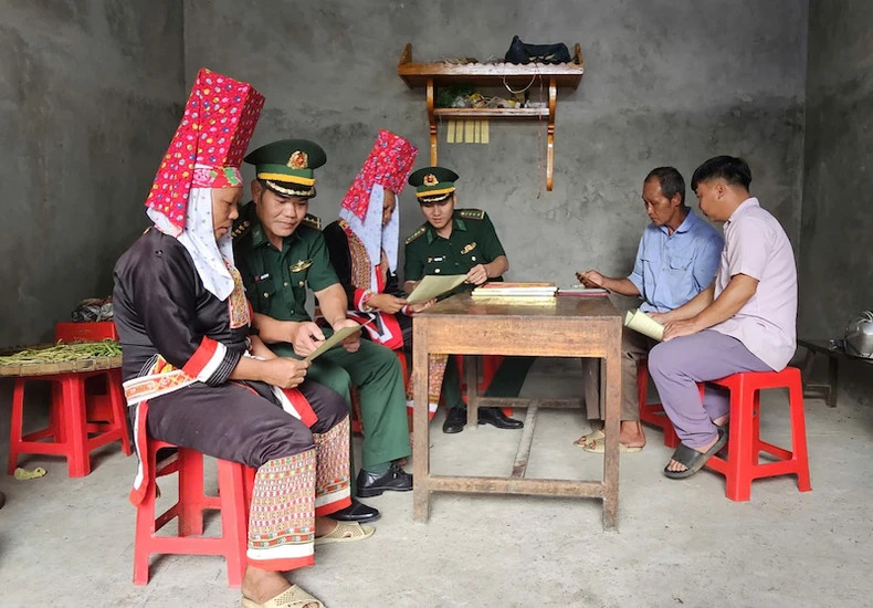 广宁省边防部队经常与驻军地各级党委、政府向民众宣传和普及法律。