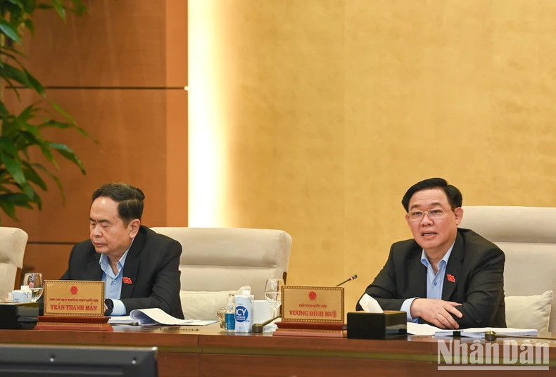 国会主席王廷惠在会上发表讲话。