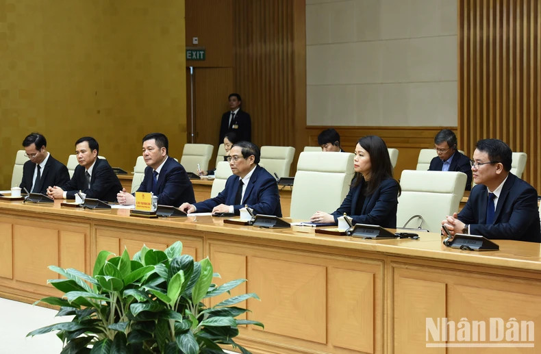 越南各部委、行业领导陪同范明正总理参加会见。