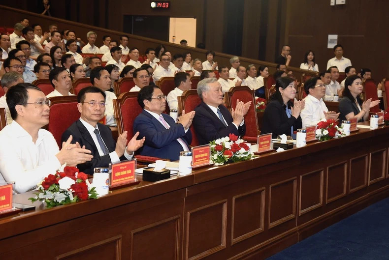 政府总理范明正出席中央各部委、行业数字化转型成功模式介绍会议。