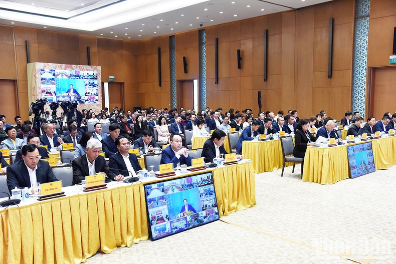 出席设在政府总部主会场的与会代表。