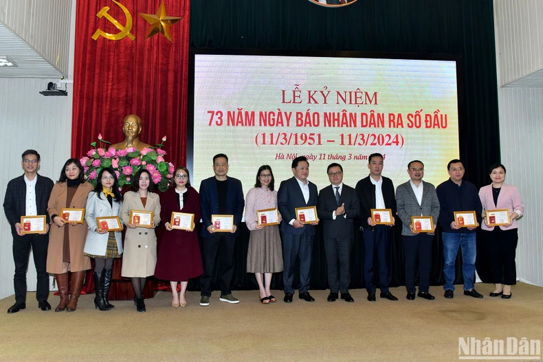 黎国明总编辑向《人民报》社的干部和工作人员授予“致力于《人民报》事业纪念章”。 黎国明总编辑向《人民报》社的干部和工作人员授予“致力于《人民报》事业纪念章”。