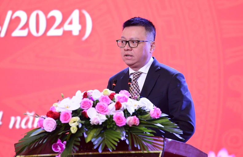 黎国明同志在纪念典礼上发表讲话。