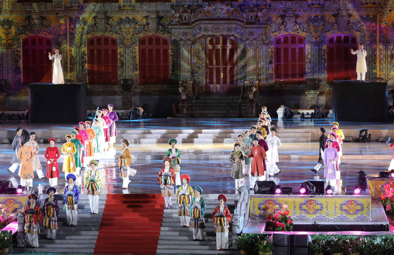 开幕式上的传统长衣表演。 开幕式上的传统长衣表演。