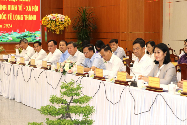 同奈省委常委会领导出席会议。