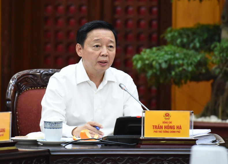 政府副总理陈红河在会上发表讲话。