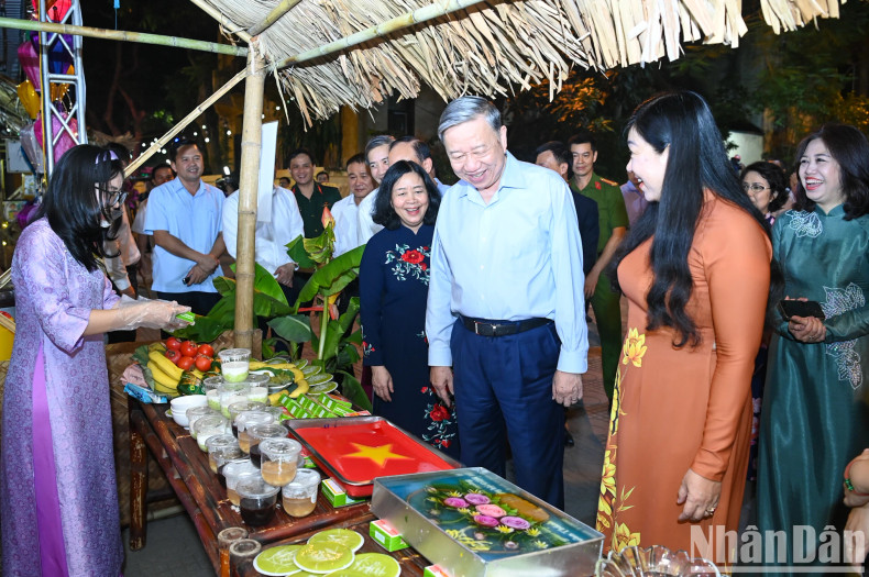 越共中央总书记苏林参观河内市巴亭郡馆圣坊全民族大团结日活动期间设立的展位。 越共中央总书记苏林参观河内市巴亭郡馆圣坊全民族大团结日活动期间设立的展位。