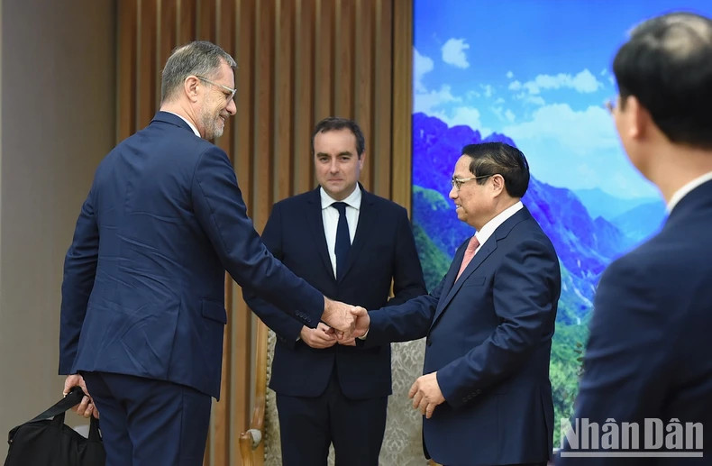 越南政府总理范明正欢迎陪同法国国防部长塞巴斯蒂安·勒科尔努的成员。