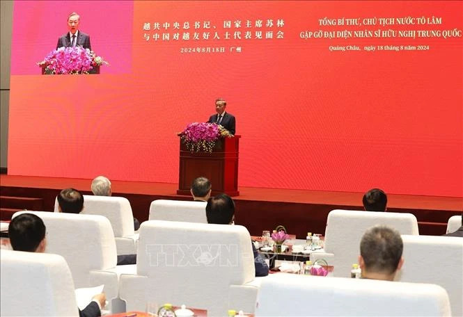 越共中央总书记、国家主席苏林在会上发表讲话。 越共中央总书记、国家主席苏林在会上发表讲话。