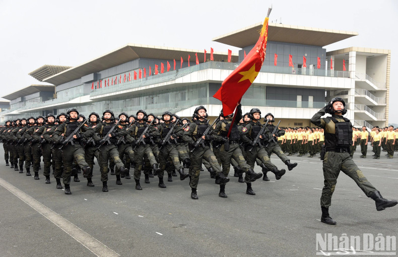 机动警察力量的“特玫瑰”们参加阅兵仪式。