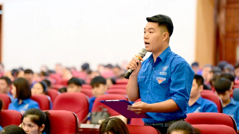 宣光省青年代表向与会代表提问。 宣光省青年代表向与会代表提问。