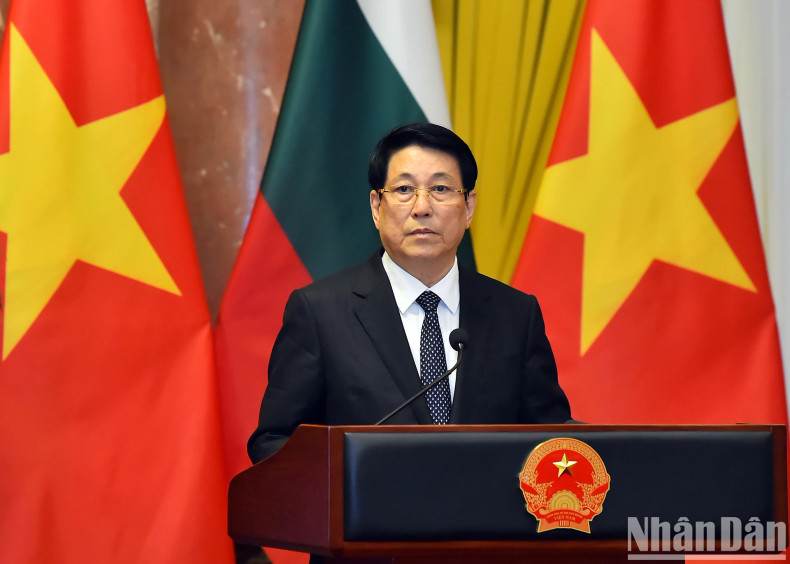 越南国家主席梁强在记者会上发表讲话。