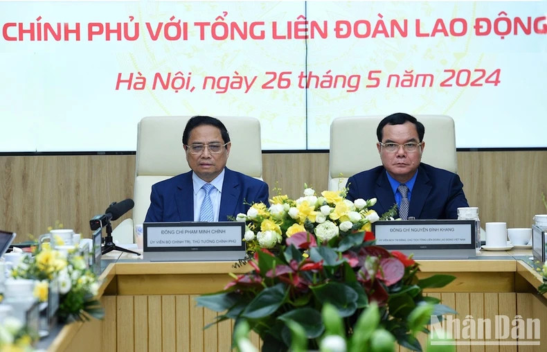 政府总理范明正在会上发表讲话。 政府总理范明正在会上发表讲话。