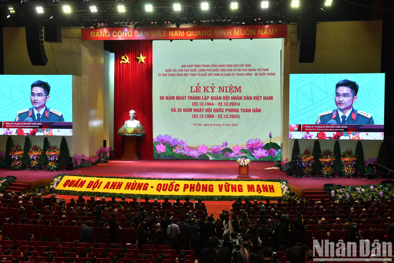 国防工业总局Z131工厂代表在仪式上发表讲话。