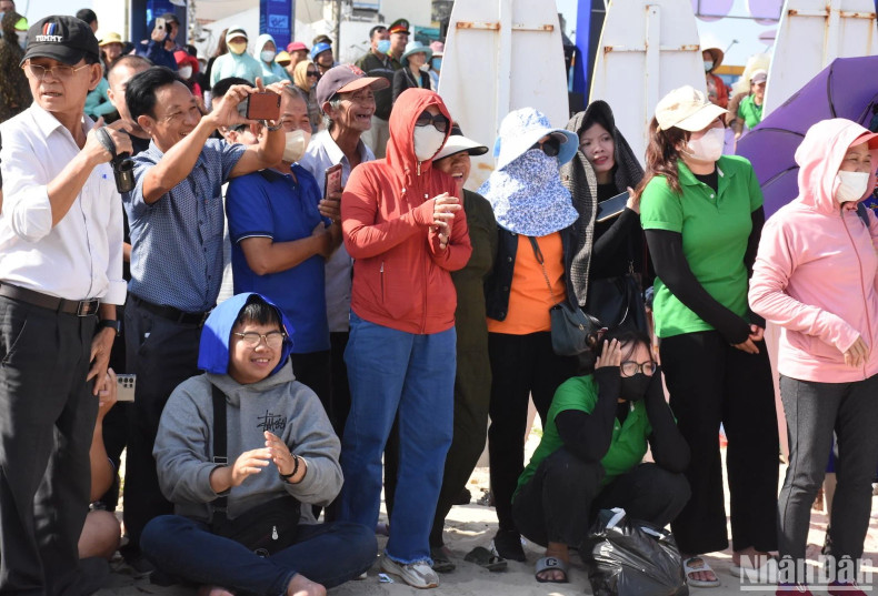 求鱼节吸引了众多游客和民众前来参加。（英桃 摄）