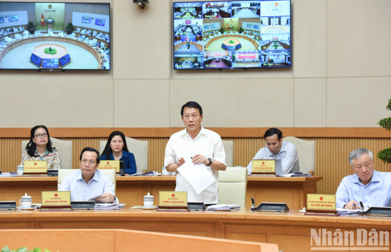 公安部部长梁叁光在会上发表讲话。 公安部部长梁叁光在会上发表讲话。