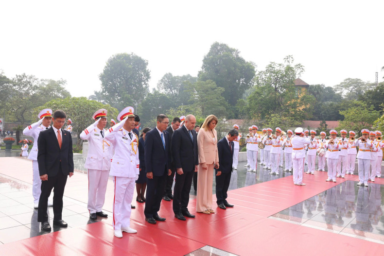 保加利亚总统鲁门·拉德夫和夫人及保加利亚代表团向各位英雄烈士献花上香,怀念各位英雄烈士。 保加利亚总统鲁门·拉德夫和夫人及保加利亚代表团向各位英雄烈士献花上香,怀念各位英雄烈士。