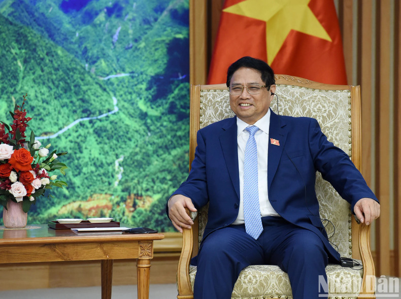 越南政府总理范明正在会见新西兰副总理兼外交部长温斯顿•彼特斯时发表讲话。