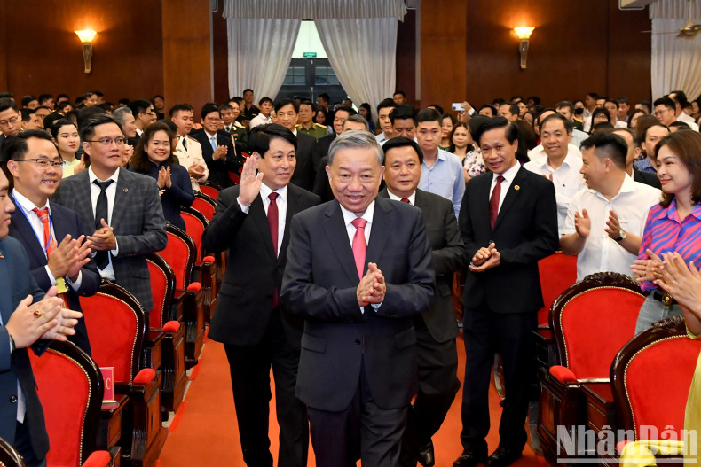 越共中央总书记、国家主席苏林等党和国家领导人出席。 越共中央总书记、国家主席苏林等党和国家领导人出席。