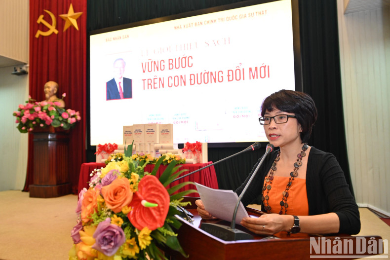 《人民报》社代表在仪式上发表讲话。 《人民报》社代表在仪式上发表讲话。