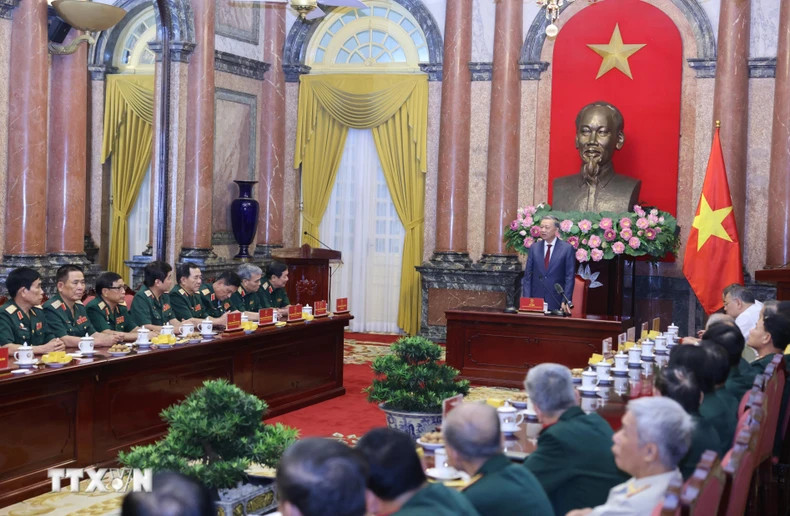 越共中央总书记、越南国家主席苏林与308师老战士代表交流。（图片来源：越通社）