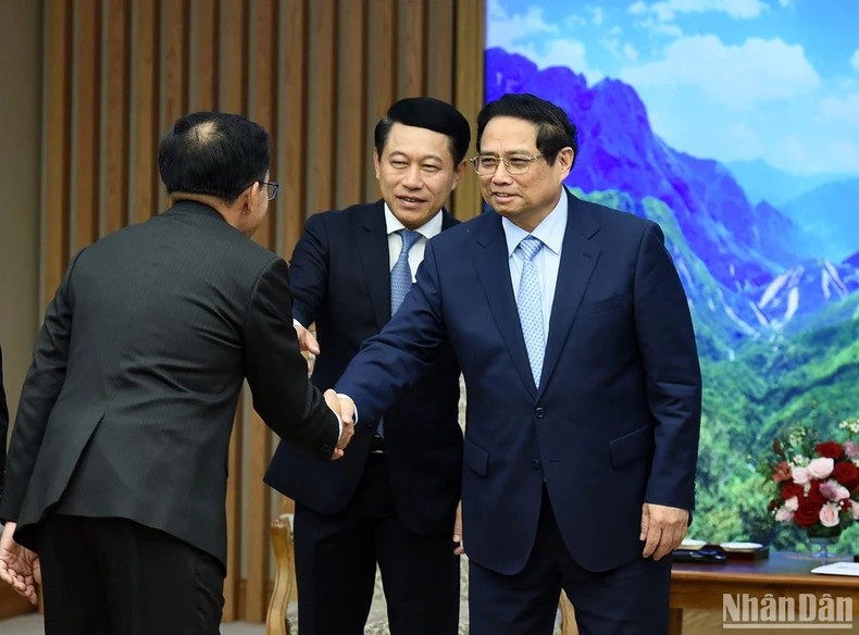 越南政府总理范明正欢迎陪同老挝政府副总理兼外交部长沙伦塞·贡马西的老方代表团成员。 越南政府总理范明正欢迎陪同老挝政府副总理兼外交部长沙伦塞·贡马西的老方代表团成员。