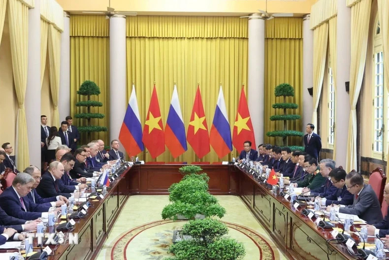 苏林主席和普京总统举行会谈。(图片来源:越通社) 苏林主席和普京总统举行会谈。(图片来源:越通社)