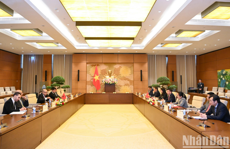 当天上午,越南国会秘书长、国会办公厅主任裴文强同摩洛哥众议院秘书长纳吉布·哈迪举行会谈。 当天上午,越南国会秘书长、国会办公厅主任裴文强同摩洛哥众议院秘书长纳吉布·哈迪举行会谈。