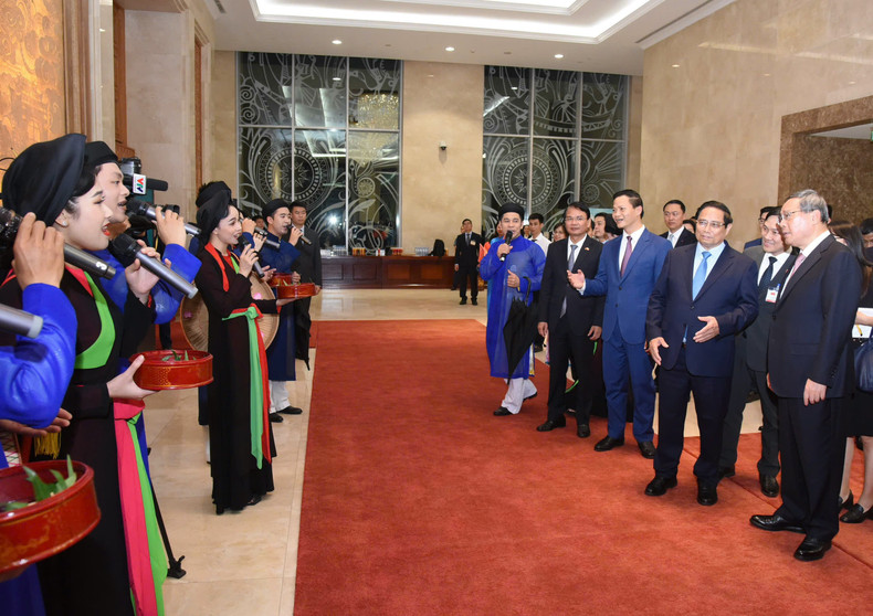 北宁官贺民歌的歌手向越南政府总理范明正和中国国务院总理李强献上官贺民歌节目。