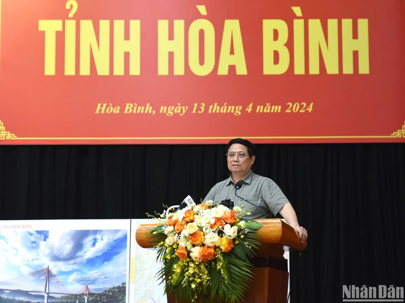 政府总理范明正在与和平省委常委会举行工作会议上发表讲话。 政府总理范明正在与和平省委常委会举行工作会议上发表讲话。