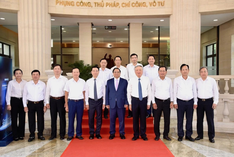 政府总理范明正和出席中央各部委、行业数字化转型成功模式介绍会议的各位代表。