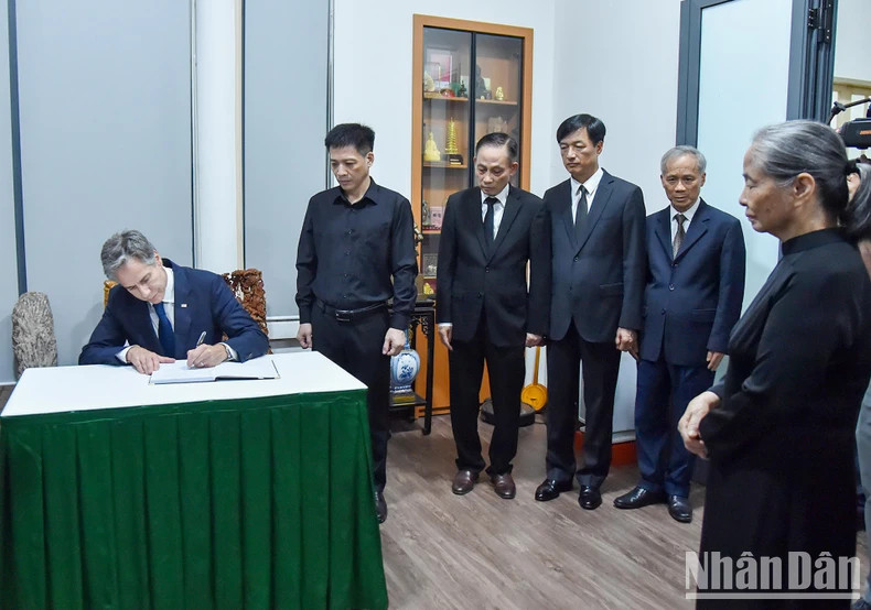 美国国务卿安东尼·布林肯在吊唁簿上留言，向阮富仲总书记家属表示慰问。