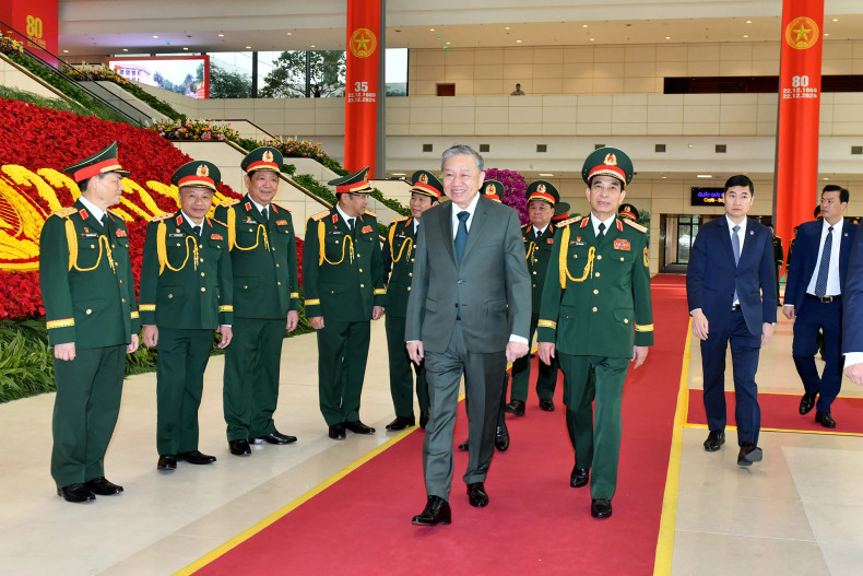 越共中央总书记苏林出席越南人民军建军80周年和全民国防日35周年纪念典礼。