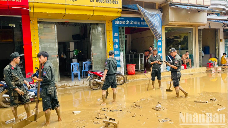 机动警察单位的战士开展洪涝之后做好卫生环境与消毒工作。