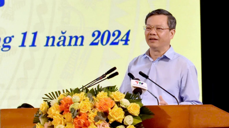 宣光省人民委员会主席阮文山在对话会上发表讲话。 宣光省人民委员会主席阮文山在对话会上发表讲话。