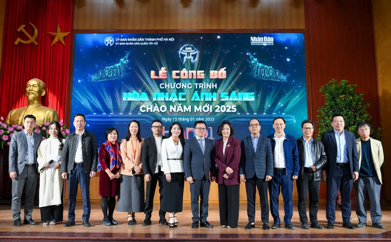 黎国明同志和组委会成员。 黎国明同志和组委会成员。