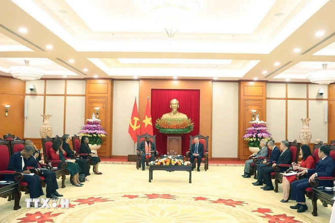 越共中央总书记苏林会见莫桑比克解放阵线党秘书长Chakil Felizardo Aboobacar。（图片来源：越通社）