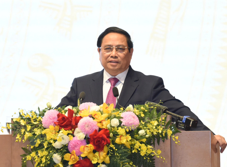 范明正总理在会上发表讲话。