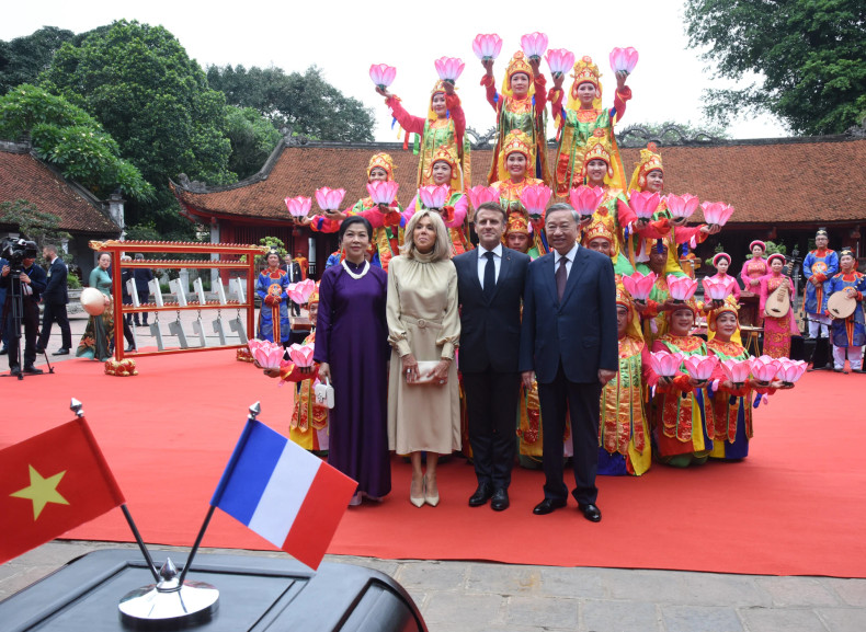 越共中央总书记苏林携夫人吴芳璃和法国总统埃马纽埃尔·马克龙携夫人布丽吉特·马克龙与演员们交流。 越共中央总书记苏林携夫人吴芳璃和法国总统埃马纽埃尔·马克龙携夫人布丽吉特·马克龙与演员们交流。