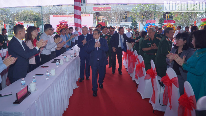 范明正总理向与会代表致意。