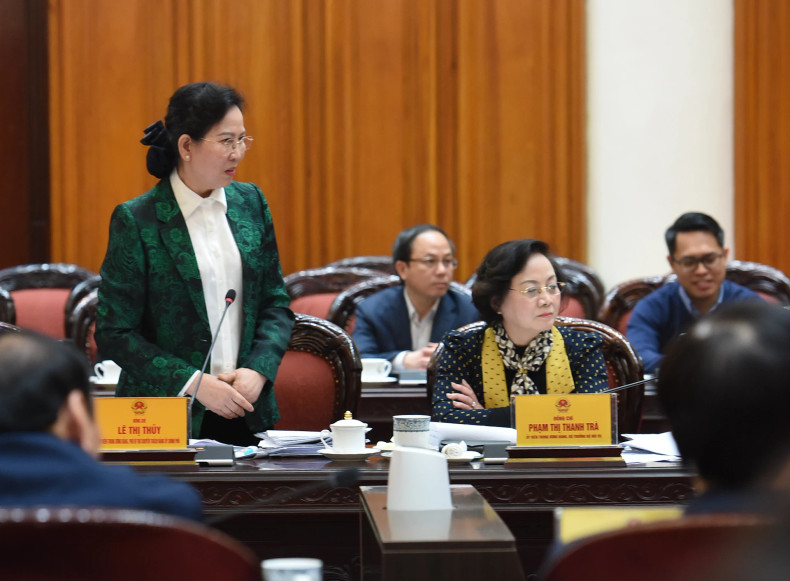 与会代表在会上发表讲话。 与会代表在会上发表讲话。